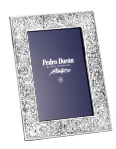 Portarretrato de plata "Adorno con copete" de Pedro Durán