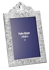 Portarretrato de plata "Adorno con copete" de Pedro Durán