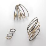 Conjunto de anillos y pulseras "tubogas" en distintos colores de oro de 18 quilates y diamantes
