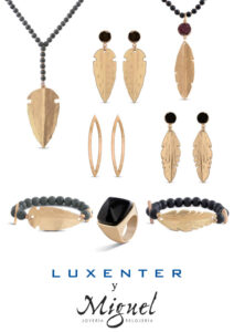 Colección Luxenter con forma de pluma/flecha, en metal dorado y negro.