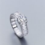 Anillo de oro y diamantes tipo solitario