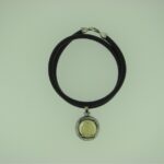 Collar de cuero con colgante de plata y oro "Virgen de los Remedios"