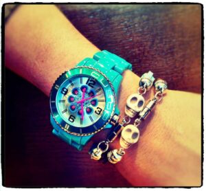 Simpáticas pulseras con calaveras