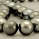 Hilo de perlas tahitianas de unos 14 mm de diámetro.
