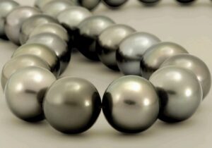 Hilo de perlas tahitianas de unos 14 mm de diámetro.