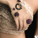 Detalle de pulsera y anillo de rubí y onix en oro