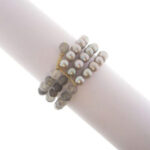 Pulsera de perlas grises y cuarzos en tres vueltas