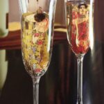 Goebel: copas de champang con algunos de los protagonista de las obras de Klimt