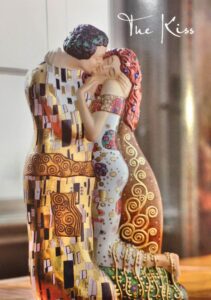 Goegel: figura en porcelana de "El beso" Gustav Klimt