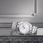 Reloj Tissot Couturier para mujer, con esfera madre perla y diamantes en índices.