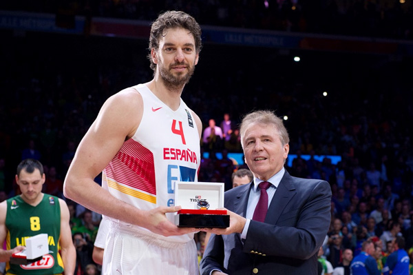 Tissot celebra con Pau Gasol su MVP en el Eurobasket 2015.
