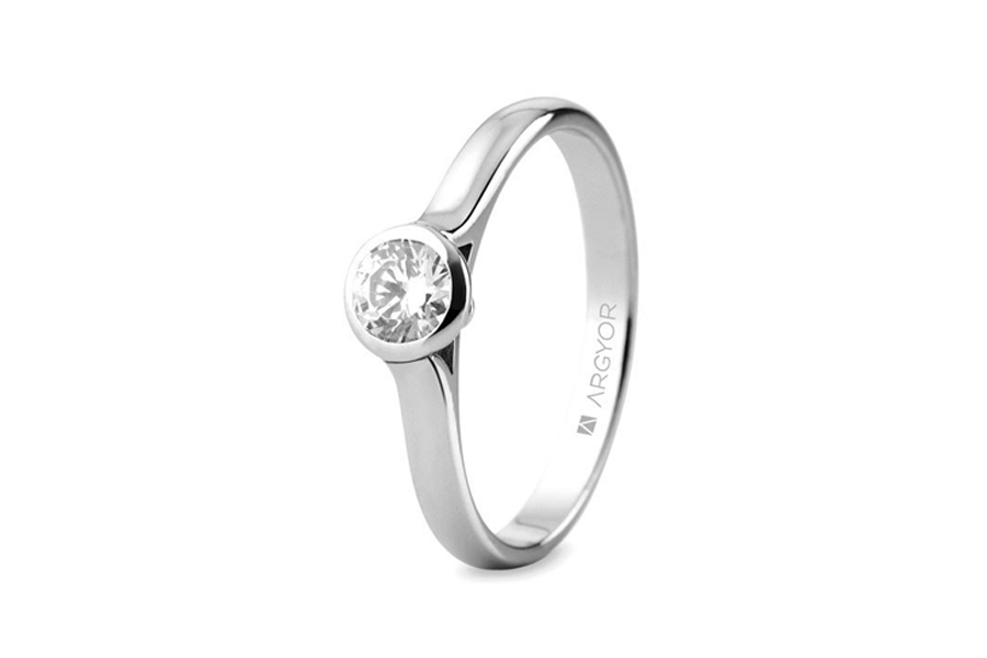 Solitario de oro blanco con diamante de 0,34 quilates, engastado en bocel, de Argyor.