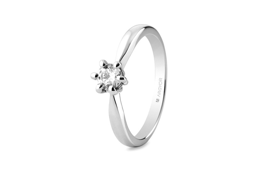 Anillo de compromiso en oro blanco con diamante en 6 garras, de Argyor.