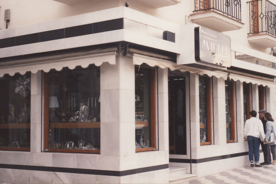 Gente observando los escaparates.